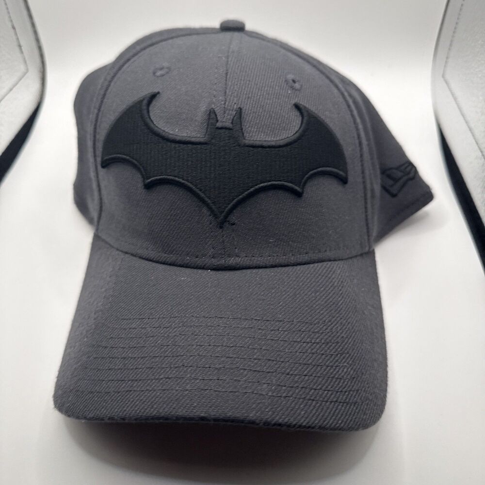 Batman Hush Symbol 39Thirty Fitted Baseball Hat Gray Size Small/medium